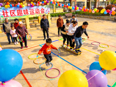 社区体育比赛活动现场，居民积极参与趣味运动项目
